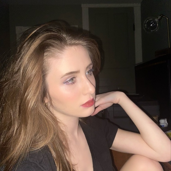 Meet your Posher, Emily - Picture 1 of 6